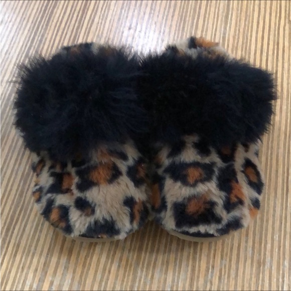 UGG Cozy II Leopard Slippers
Women’s size 5 - Picture 2 of 8